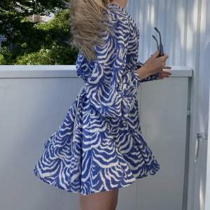 Blå mönstrad klänning från H&M med band runt midjan!🙌🏽 Använd 2ggr 🤍 Nypris 399kr🫰🏽💙