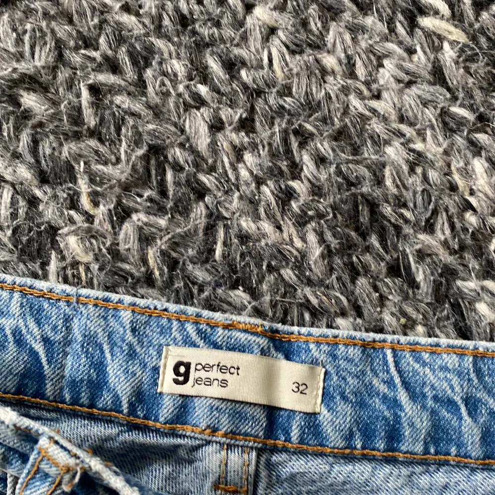 Säljer ett par blå jeans från Gina tricot, köpt för 500. Jeans & Byxor.