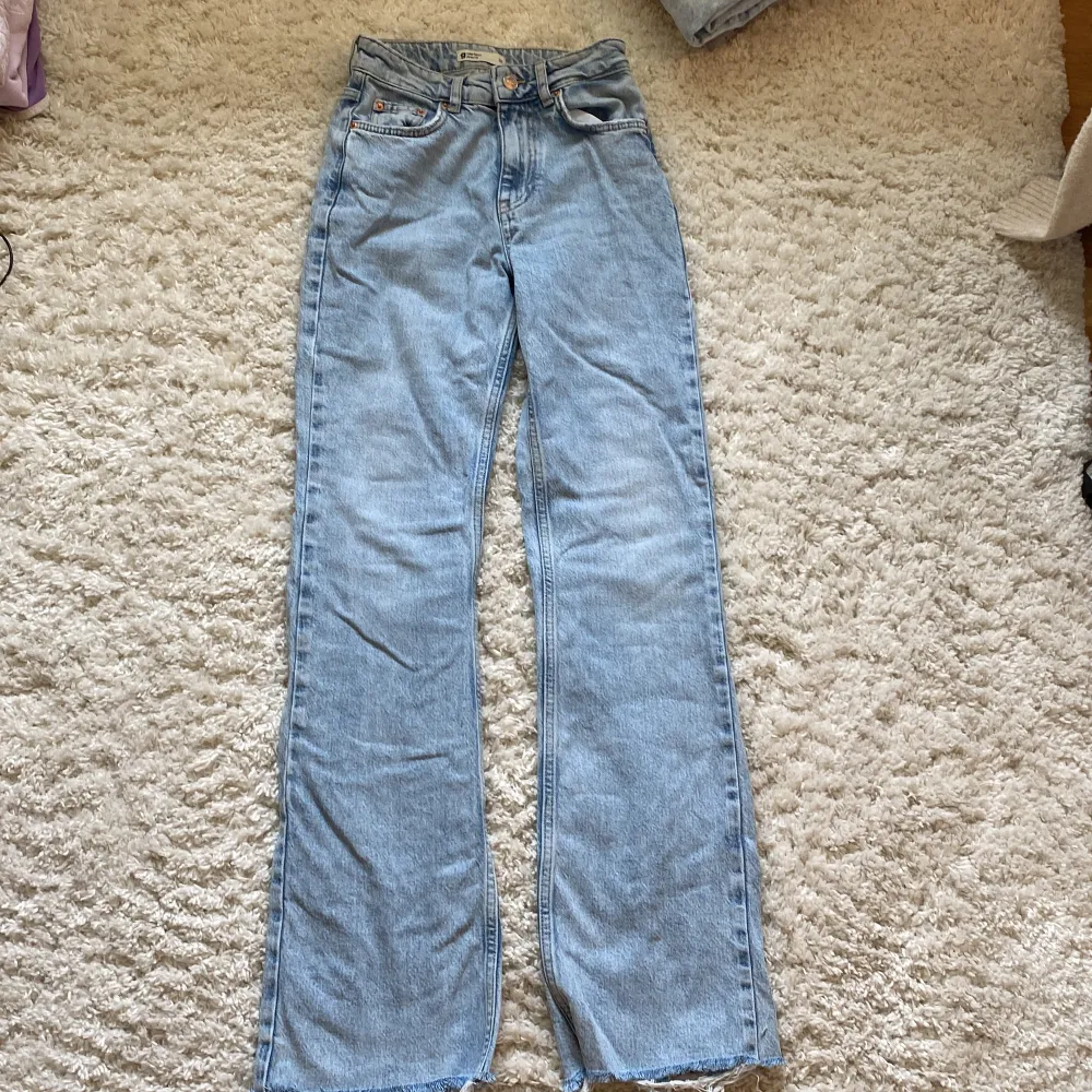 ljusblå flare jeans ifrån Gina tricot, säljer för att de inte passar mig. Nytt skick och aldrig använda! . Jeans & Byxor.