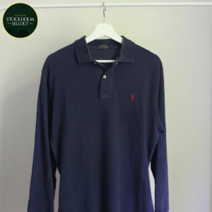 Ralph lauren långärmad pikétröja  - Långärmad pikétröja från Ralph Lauren i fint skick utan några defekter! Hör av dig om du har frågor!