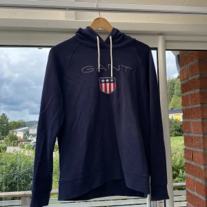 Hoddie Gant - Knappt använd hoddie. Storlek L men kan uppfattas som storlek S. Fint skick.