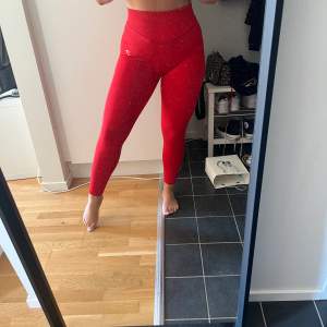 Säljer ett par röda gymshark tights Scuplt i storlek M. Formar sjukt bra. Knappt använda.  Nypris 600kr