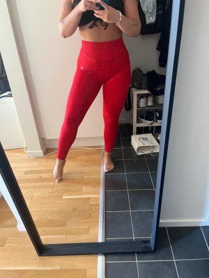 Gymshark  - Säljer ett par röda gymshark tights Scuplt i storlek M. Formar sjukt bra. Knappt använda.  Nypris 600kr
