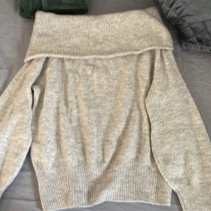 Hm tröja - Säljer denna super fina hm tröjan. Använd 1 gång. Säljs då den inte kommer till användning längre. Storlek Xs. 