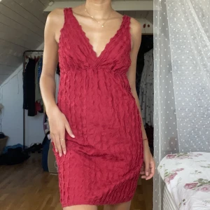 Röd klänning❤️‍🔥 - Supersnygg klänning i babydoll silhuett! Passar nog en kurvig kropp  bäst! Första bilden visar färgen bäst. Passar S/M💕💕