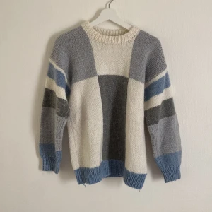 Stickad tröja  - Verkar vara hemmastickad. 