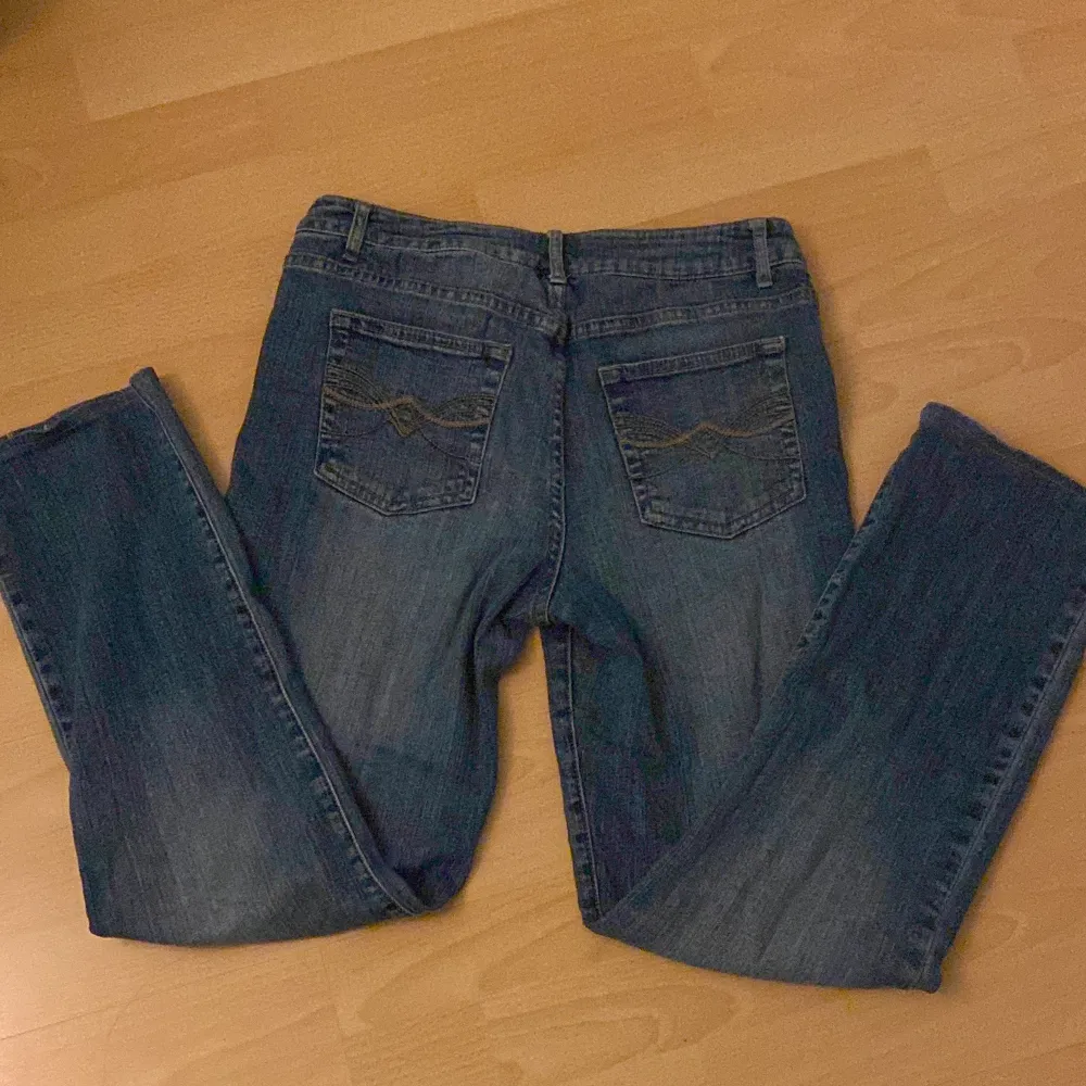 Midwaist jeans som är raka i benen, de är lite stora på mig så därför jag säljer dom. Jeans & Byxor.