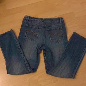 Midwaist jeans som är raka i benen, de är lite stora på mig så därför jag säljer dom
