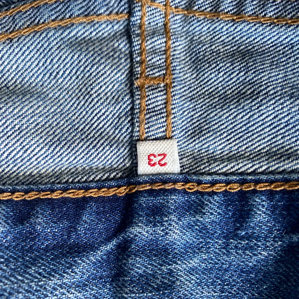 Nästan nyskick jeanskjol från levi’s i en mellanblå färg💙 Den är 36 cm lång, skulle säga att den passar xs.. Kjolar.