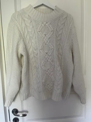 Stickad tröja 157 - Fin vit stickad tröja i från lager 157 som inte kommit till användning ❤️
