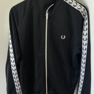 Fred Perry ziptröja - Svart ziptröja från Fred Perry. Fint skick, storlek M. 