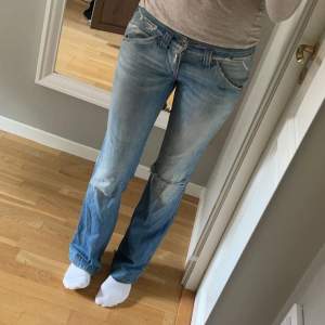Ljusblåa jeans från fontana, står ingen storlek men skulle säga att det passar 36-38, dem är långa i bena. 💕
