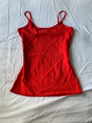 röd gulligt linne - fint linne, knappt använt och i väldigt fint skick! perfekt basic plagg 💕