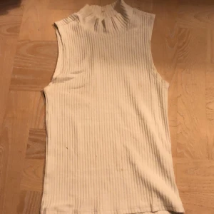 Linne - Tajt linne med polokrage. :) har använt men utan slitningar eller defekter :3