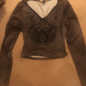 Topp  - Topp med cottagecorevibbar :) snygg och nästan oanvänd :D har inga defekter eller slitningar