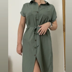 Klänning  - Klänning från only, går att använda som kofta/kappa. Storlek 36