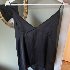 Svart satintopp - Oanvänd topp från Zara med prislapp kvar, köpt för 199. Säljer pga för liten🫶🏻