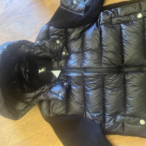 Moncler tricot cardigan - Använd 1 gång  Äkta finns nfc Scan  Betalning sker via Swish För mer bilder skriv privat  Skambud nekas 
