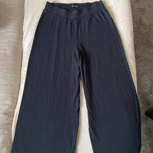 EVEN&ODD TYGBYXA - Even&odd svart tygbyxa med snygga textil texturer, kort i längden. Knappt använda och köpta i våras, har inga skador alls.