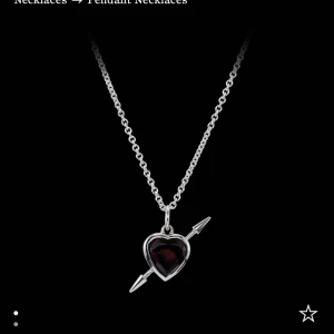 Maria Nilsdotter halsband - Säljer nu mitt rebel love halsband, nyskick, nypris 4295kr men säljer för 3300kr⭐️ BYTER INTE VILL ENDAST SÄLJA💞