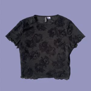 Mesh top S - Mesh top från HM med drakar som mönster