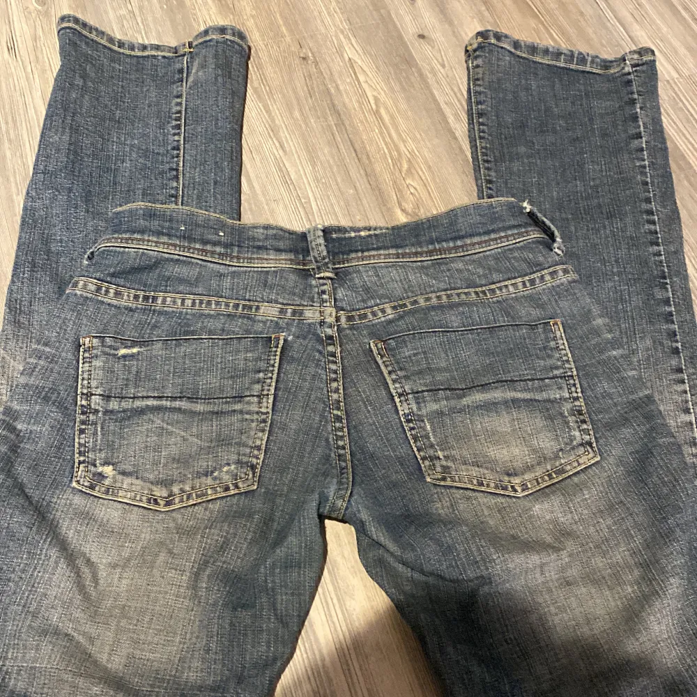 Low Rise jeans. Vintage. Väldigt fina Stockholmsstil jeans. Strl 24 men passar mig som är 27. Ej returer.. Jeans & Byxor.