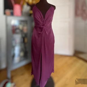 Lång klänning  - Första hand från Zara! Har bara provat och aldrig använt. Nypris på 799kr🌟👗sälj för 399kr. Fler bilder kan skickas om önskas📌