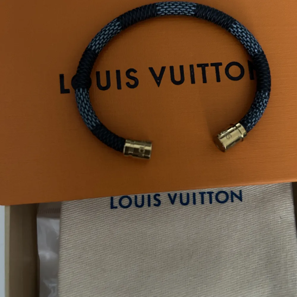 Louis vuttion armband. Hör av dig för mer info!. Accessoarer.