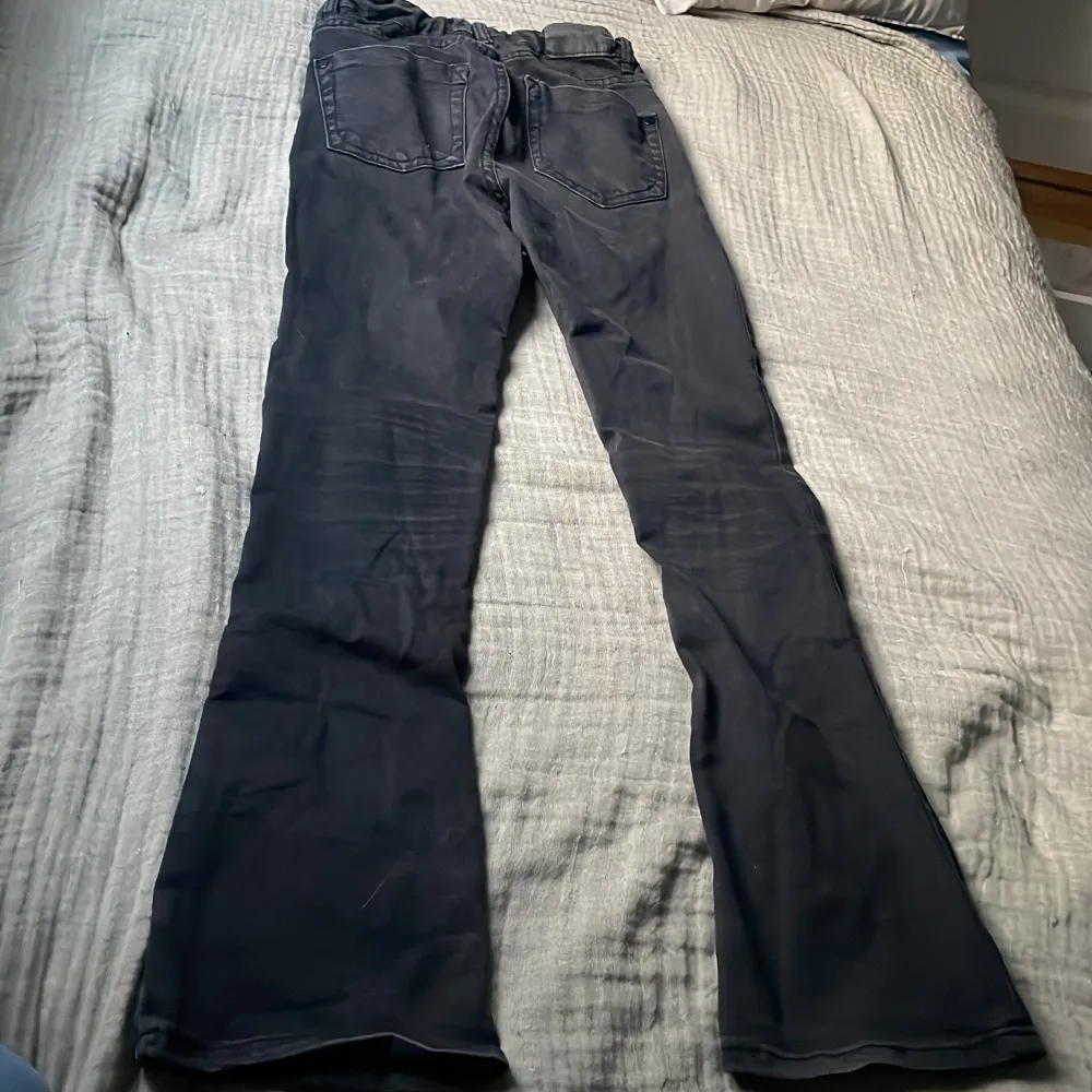 Säljer mina flare jeans då de inte kommer till användning❤️skriv för fler bilder. Jeans & Byxor.