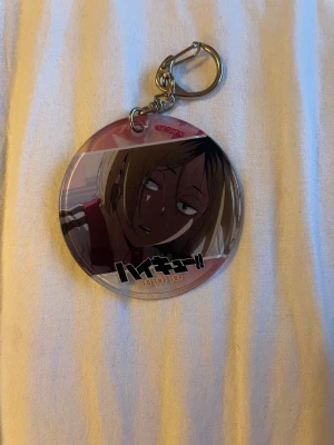 Anime  - Haikyuu nyckelring köpte för ca 100kr på nåt convent så är knye säker men mellan 70-100kr bra skick jag har inte använt den. Skriv vid frågor❤️