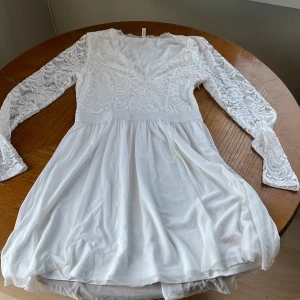 Klänning från Nelly  - Jättevacker klänning från Nelly, endast använd en kväll, jättefint skick, endast en liten tråd som släppt lite men går lätt att fixa (se bild nr 2) 