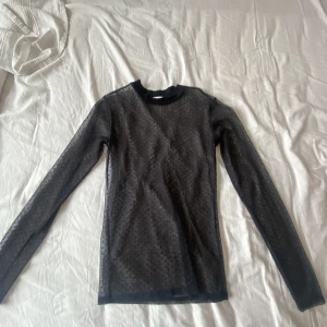 Fest topp - Superfin fest topp som är väldigt tunn och genomskinlig och passar därför perfekt med ett kort linne under! Använd fåtal gånger! Perfekta tröjan på fest💘 tröjan är i storlek S och rekommenderar den för S/XS då den är lite tajt!    