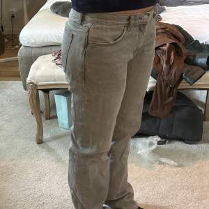 Säljer mina jeans från Gina Tricot i modellen ”low straight jeans” i grått. Lite uppgångna (se bild 3), men är inget man tänker på!🫶 Liiiite för långa för mig som är 167cm.  Skriv för fler bilder/ andra frågor! 🤗🤗 Nypris 500kr