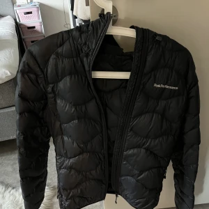 peak performance jacka  - Tröttnat på jackan. Fin och väldigt bra skick. Det negativa är att ena dragkedjan är lite trasig. Skriv för mer bilder och frågor. Men den är väldigt fin. I storleken M men kan ha som en S. 