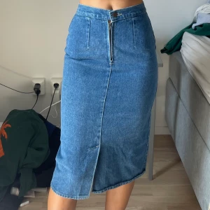 Jeanskjol - Jättefin jeanskjol köpt secondhand på beyond retro som tyvärr inte kommer till användning. Storlek står ej men skulle säga xs-s
