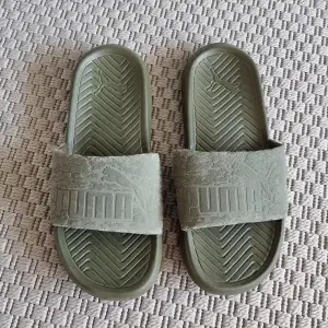 Khaki gröna sandaler från Puma. Använda en gång. 