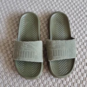 Sandaler Puma - Khaki gröna sandaler från Puma. Använda en gång. 