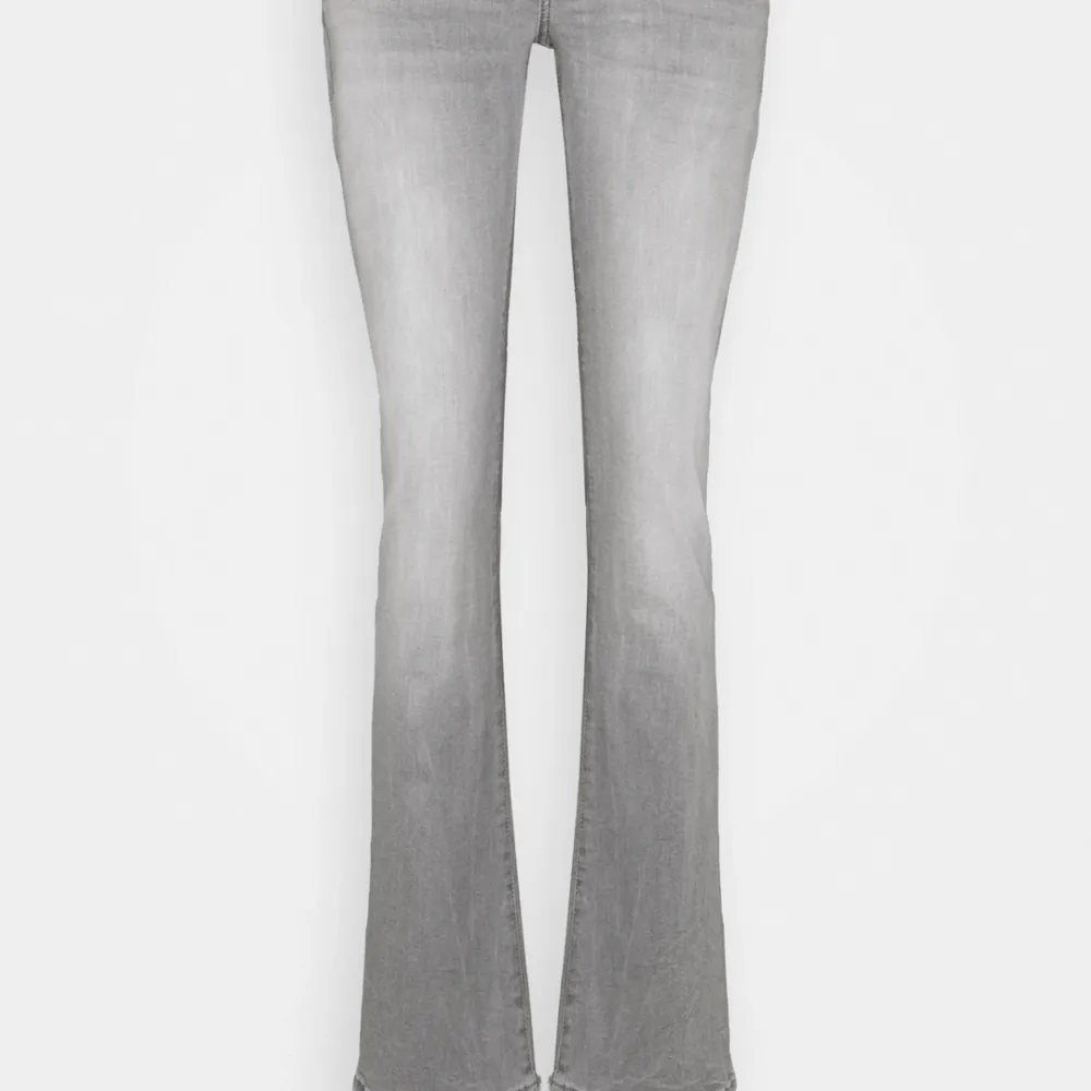 Kollar intresse på mina gråa ltb jeans i modellen valerie. Nyskick och väldigt fina. Kan även byta mot en mindre storlek, hör av er❤️. Jeans & Byxor.