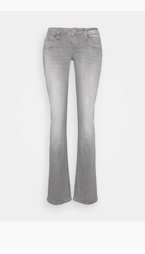 Grå ltb Jeans  - Kollar intresse på mina gråa ltb jeans i modellen valerie. Nyskick och väldigt fina. Kan även byta mot en mindre storlek, hör av er❤️