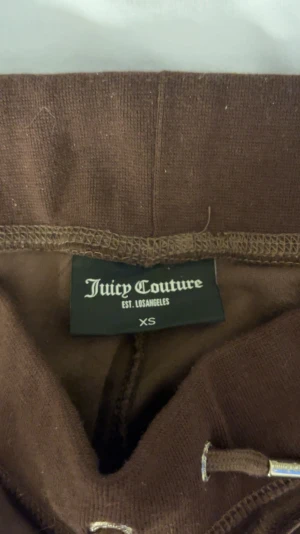 Bruna juicy counture byxor  - Dom e aldrig använda och har inga defekter. Pris kan diskuteras 💕💕frakt betalar den som köper