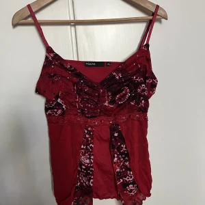 Söt cami topp - Super snygg röd cami-topp med justerbara band