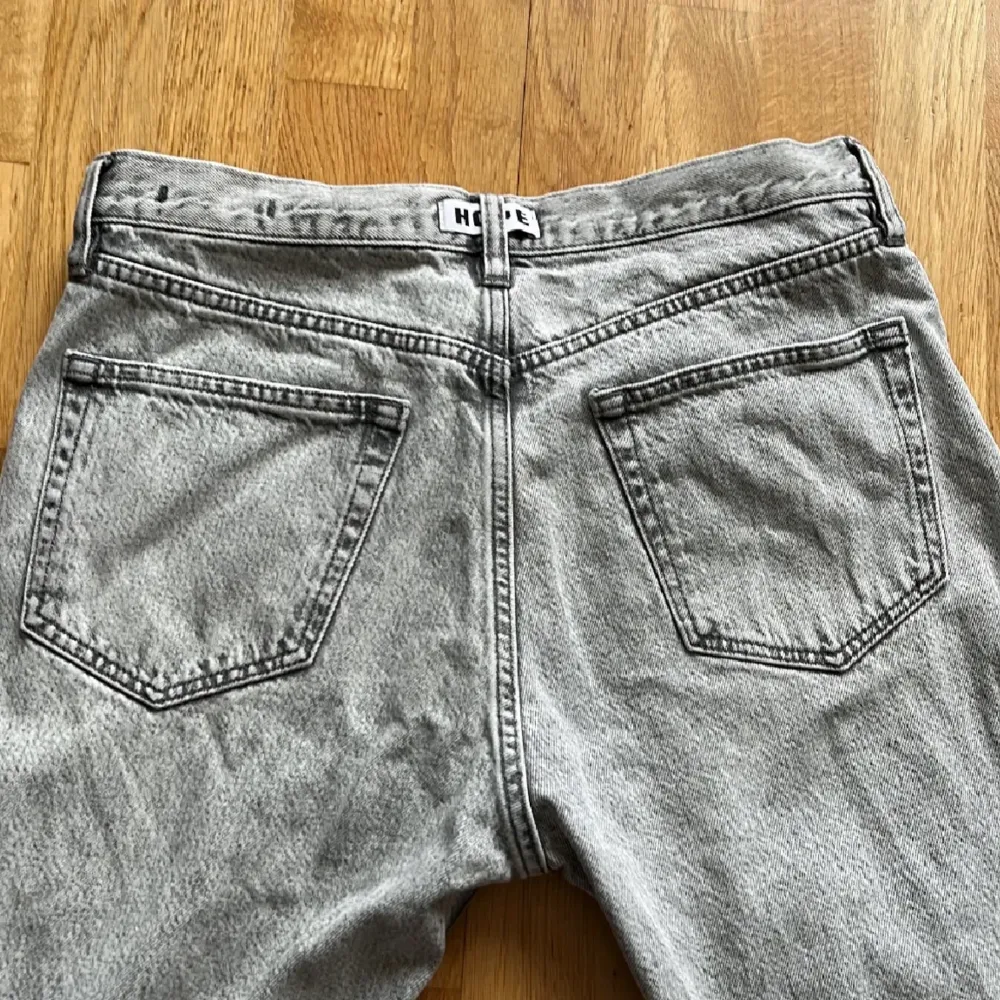 säljer nu dessa asfeta hope jeans i fint skick! dem har bara använts ett par gånger, påse, kvitto och tags kommer med. Nypris ligger på cirka 1900!. Jeans & Byxor.