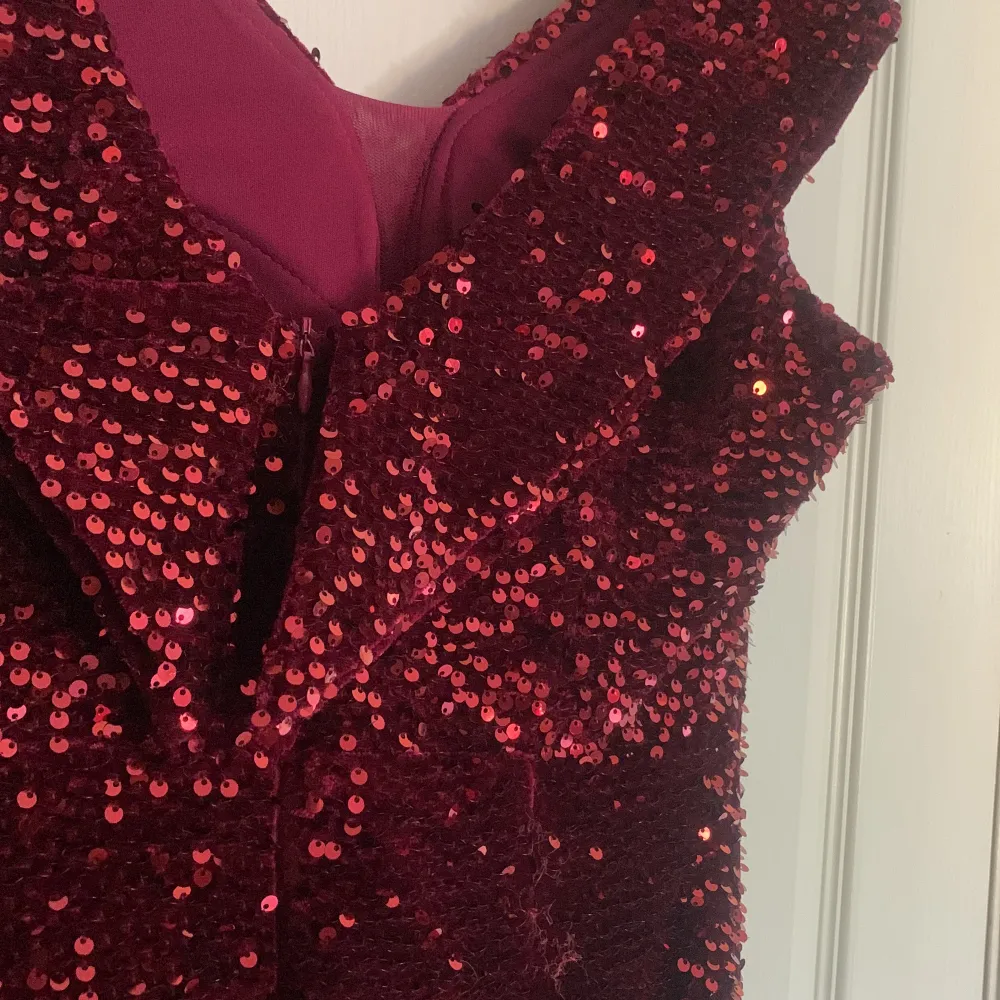 Säljer min vinröda glitter klänning som är köpt i på mobila L&S butiken. Har inte använt klänningen ofta alls. Storleken är 40 väldigt fin och är i nytt skick. Ord 1145kr. Klänningar.