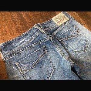 Low waist bootcut jeans - Säljer mina supersnygga vintage jeans från Tommy Hilfiger. Jag säljer de för att de var lite för små för mig. Passar mig i längden som är 175 men passar nog någon som är 180 också!💖 Midjemåttet är ca 76cm💞 Skriv om du har några frågor!💗