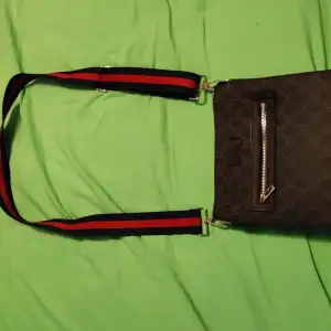 Helt ny Gucci väska använt ett få tal gånger men försöker sälja den för använder inte den längre och den har jättebra kvalitet.