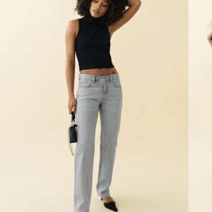 Säljer dessa jättesnygga grå Lågmidjade jeans från Gina tricot. Köptes för 499kr. Skriv privat för mer bilder eller frågor!💕
