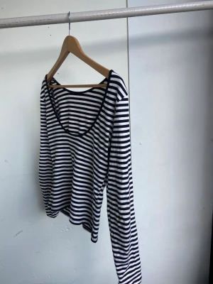 Backless randig tröja - Svart vit randig tröja med öppen rygg