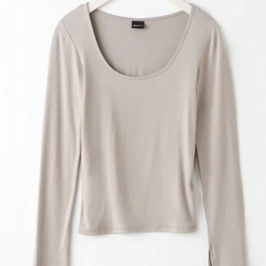 Långärmad tröja Gina tricot 💗 - Säljer min gina tröja då den är för stor.💕 har aldrig andvänt den.