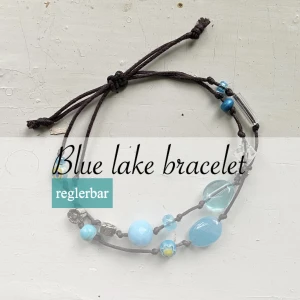 Knytet armband med blåa pärlor - 🦋Blue lake bracelet🦋 Beställningsvara, innebär att armbanden inte blir precis likadana och du är med och bestämmer hur den ska se ut. Armbandet är gjort på vaxad bomullstråd och har olika blåa pärlor. Längden regleras genom att dra i snörena. 