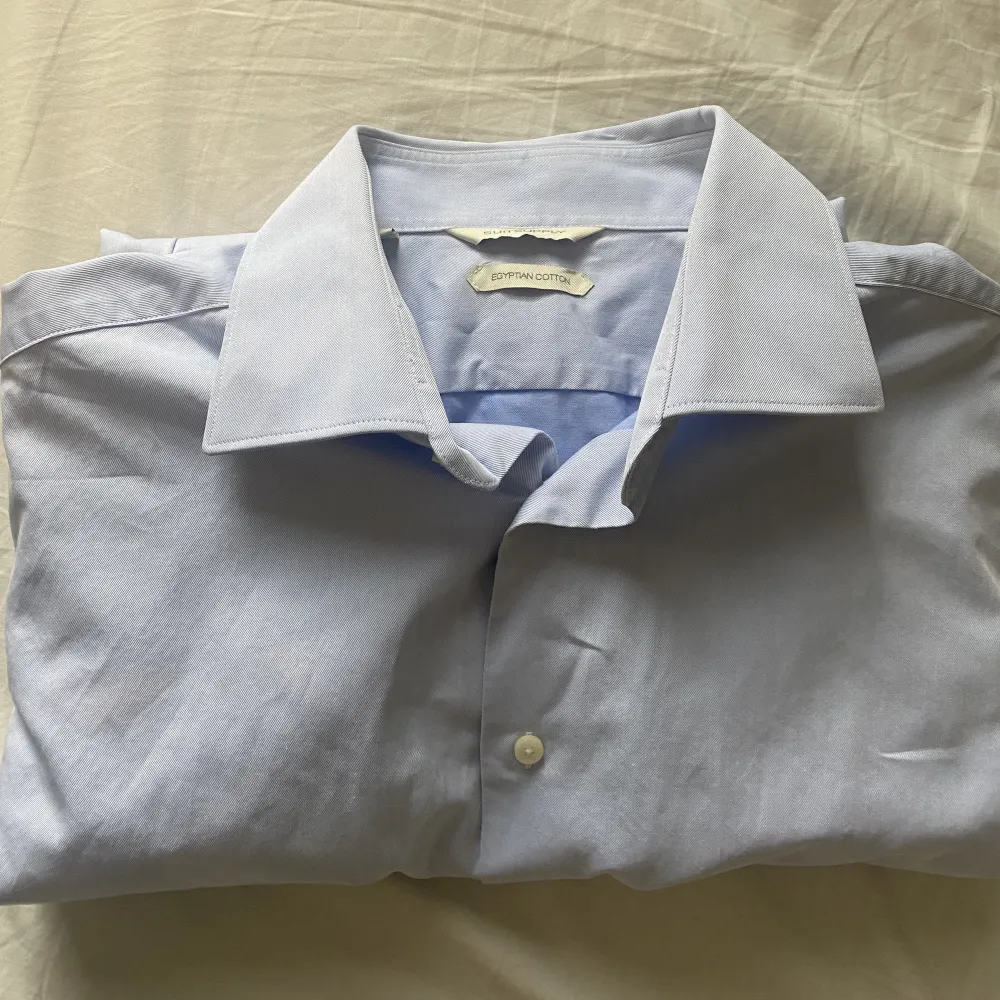 Fräsh Ljus blå suit supply skjorta i storlek 42 9/10 skick. Skjortor.